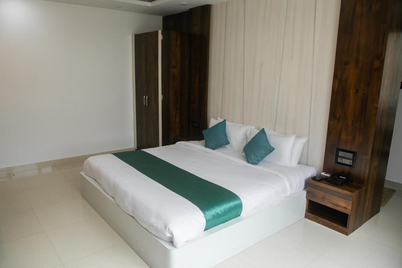 Crescent International Kohima Luaran gambar